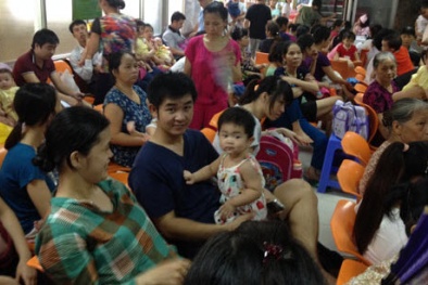 Chen nhau đi tiêm vắc - xin